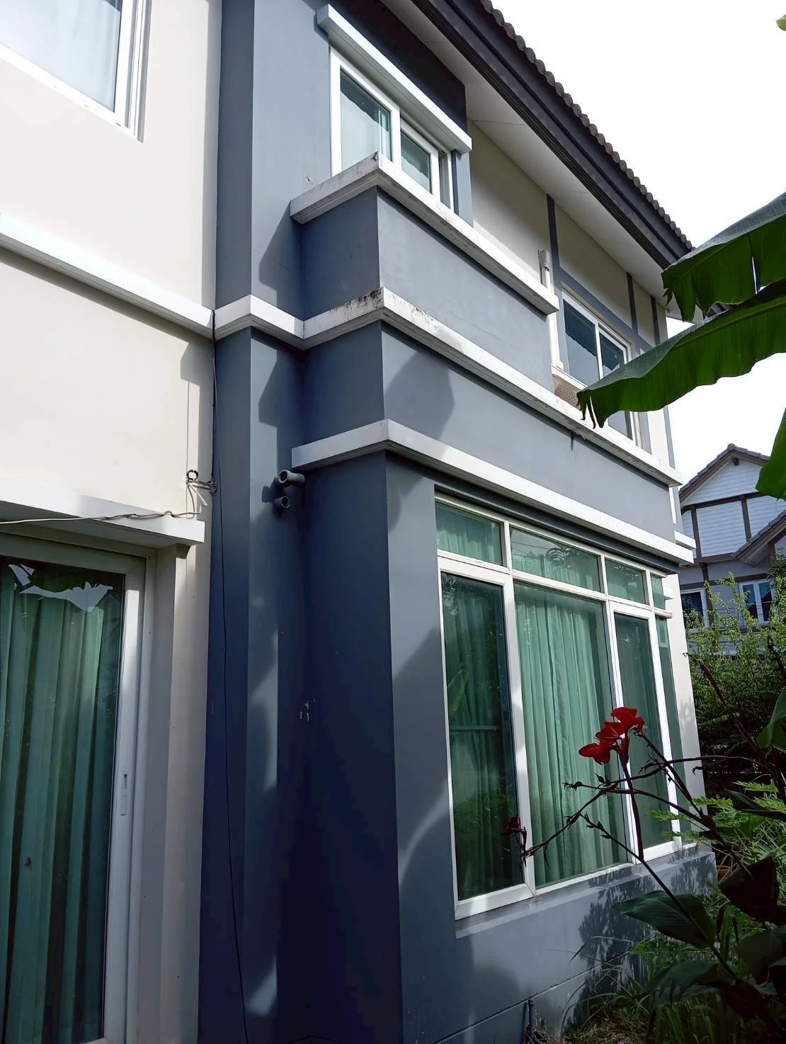 บ้านขาย หมู่บ้านวรารมย์ - มุมมองด้านข้างบ้าน 3 ชั้น แสดงพื้นที่ 71.2 ตร.ว.