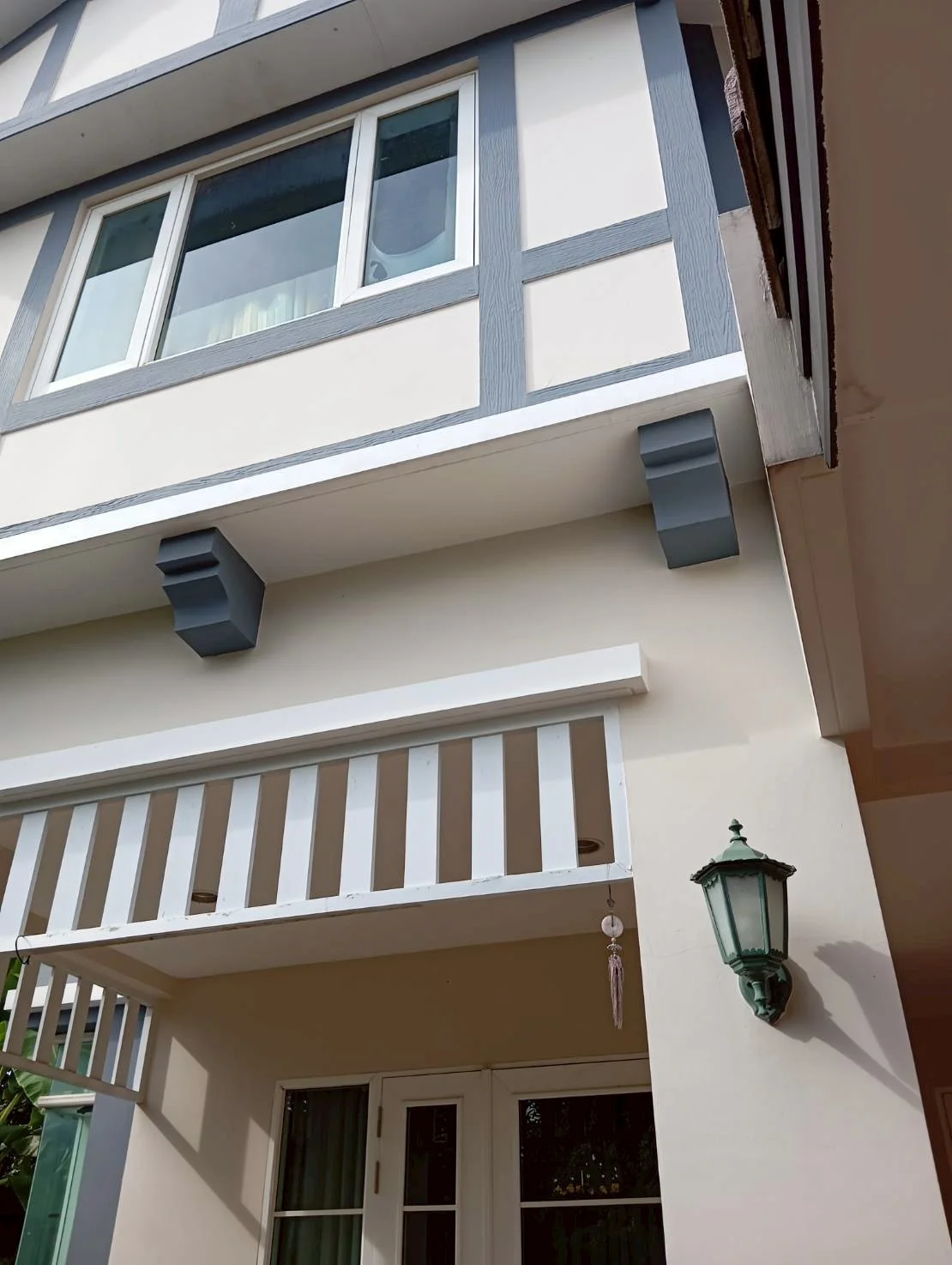 บ้านเดี่ยว 3 ชั้น สายไหม 49/1 - ภายนอกสไตล์ทันสมัย โครงสร้างคอนกรีตเสริมเหล็ก