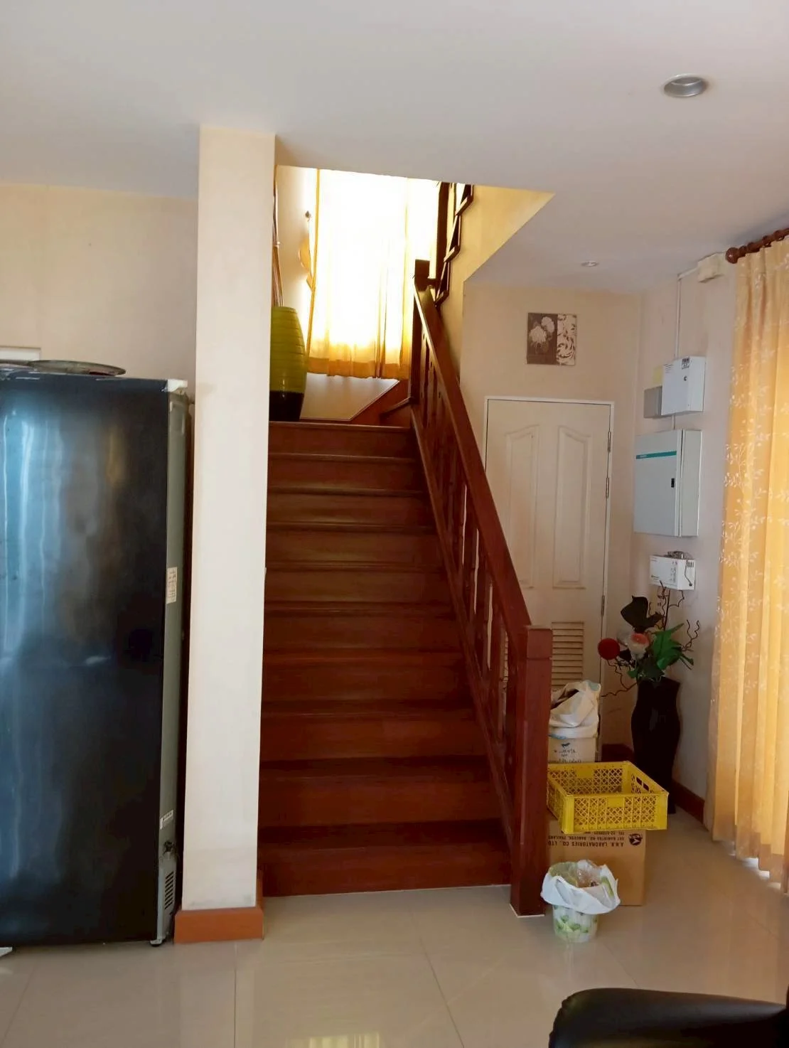 บันไดไม้ภายในบ้าน 3 ชั้น - รับแสงธรรมชาติ โปร่งสบาย ออกแบบสวยงาม