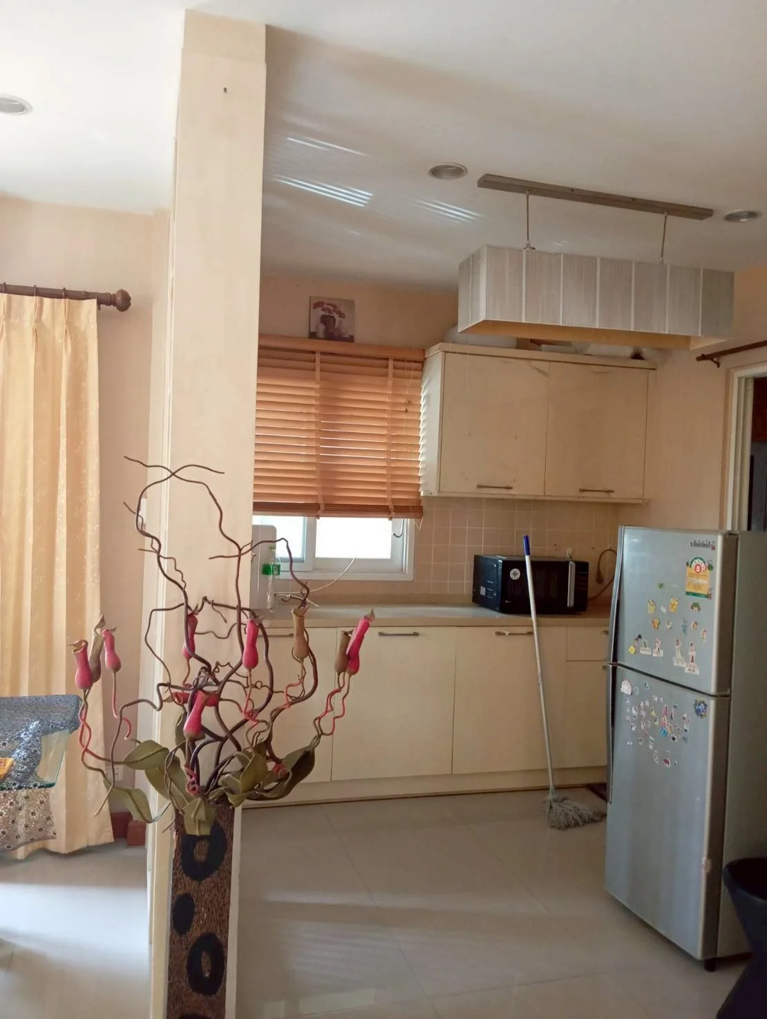 ห้องครัวบิวท์อิน หมู่บ้านวรารมย์ - ครัวโมเดิร์น ชุดครัวครบ ตู้เย็น เตาแก๊ส พร้อมใช้งาน